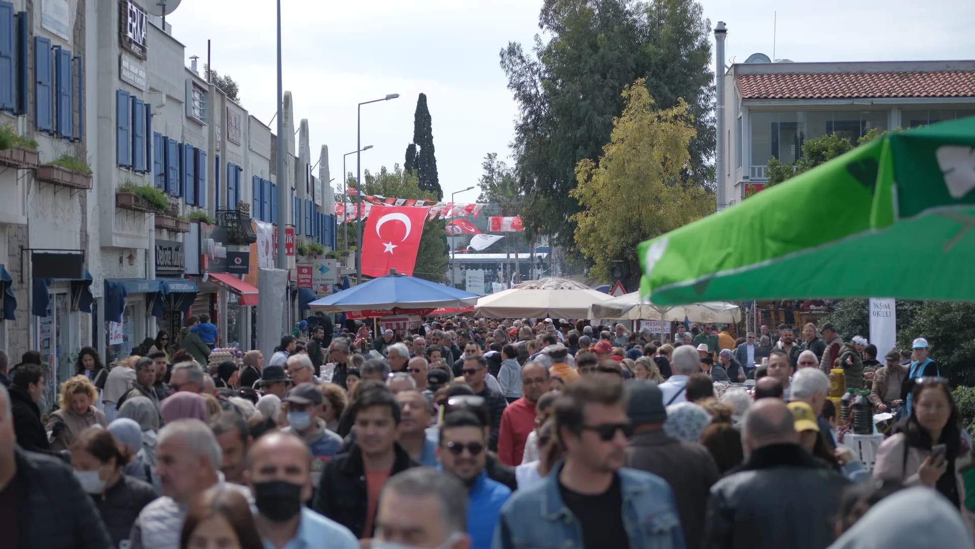 Festival günü Ortakent Köyiçi sokakları — tezgâhlar ve kalabalık